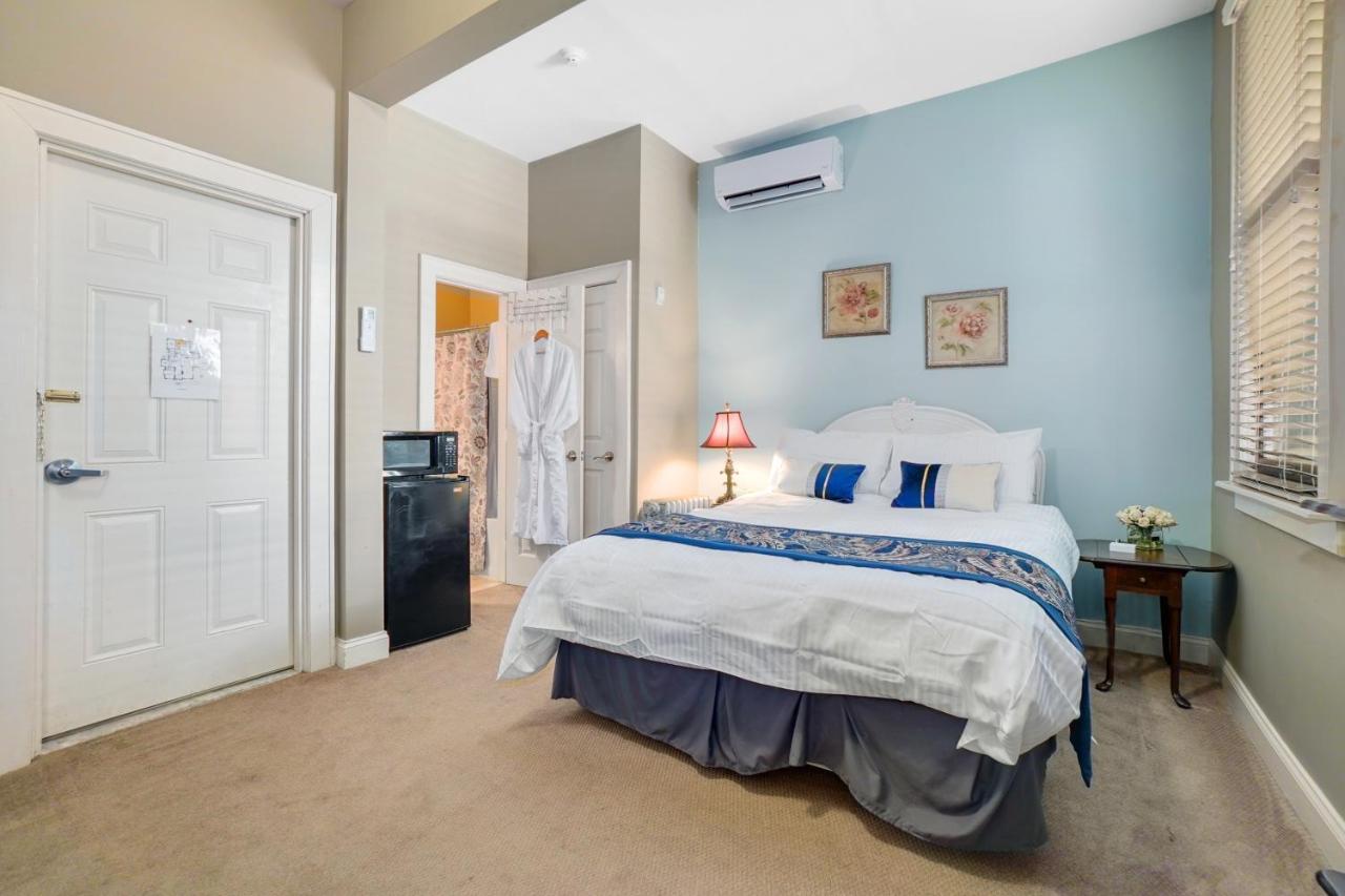 | DeBary Inn
