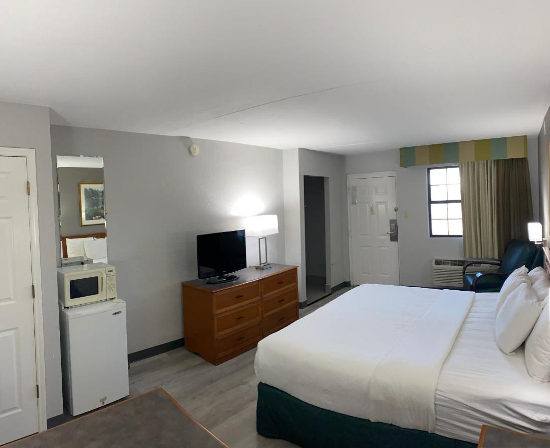 Deluxe King Room - Non-Smoking at La Quinta Inn by Wyndham Tyler