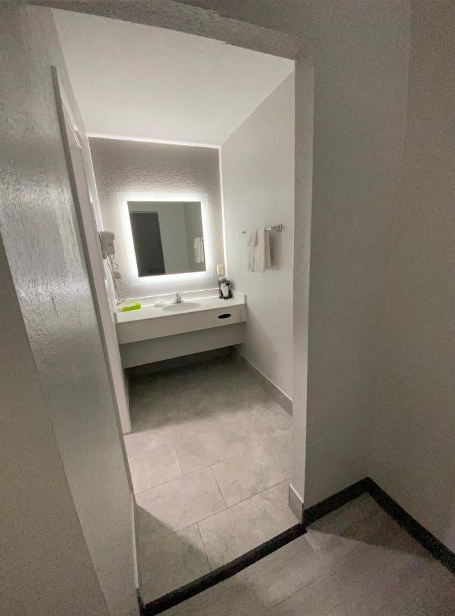 Double Room with Bathtub - Mobility/Hearing Accessible/Non-Smoking at La Quinta Inn by Wyndham Tyler