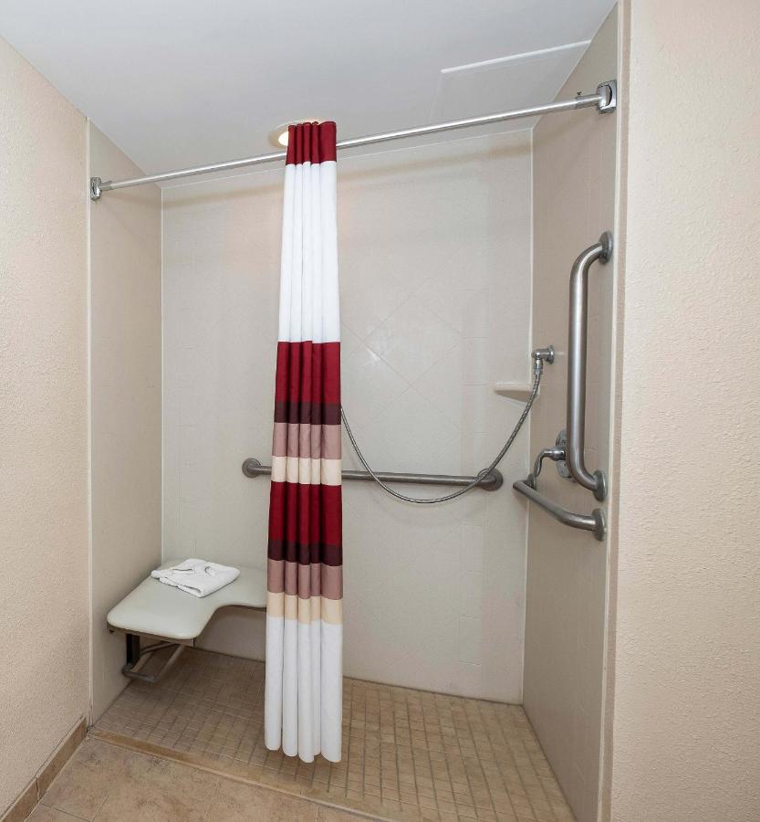 Deluxe King Room - Disability Access/Roll-in Shower Non-Smoking at Red Roof Inn Clyde