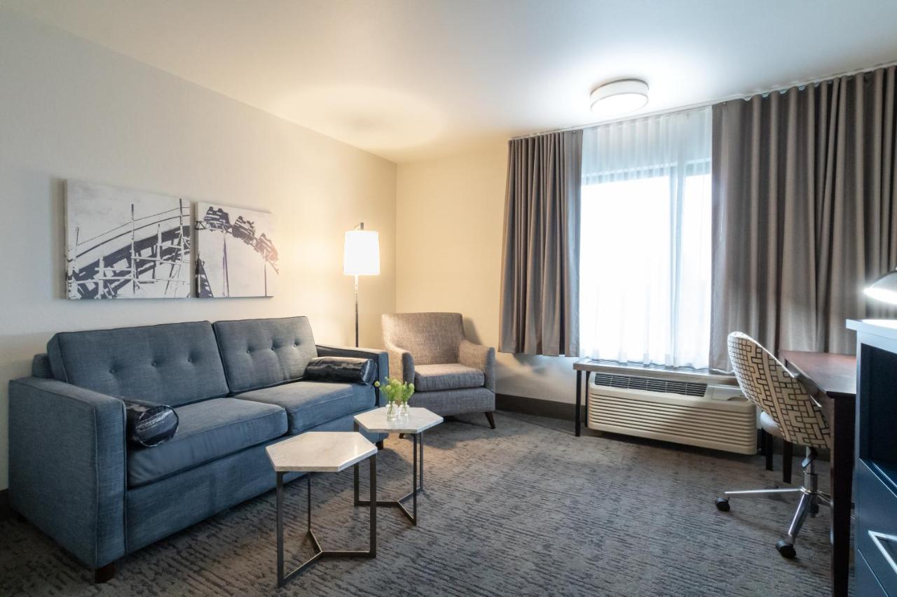 Executive King Suite at Oxford Suites Portland - Jantzen Beach