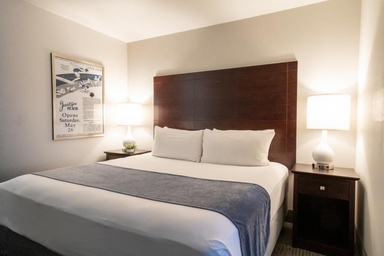 Executive King Suite at Oxford Suites Portland - Jantzen Beach