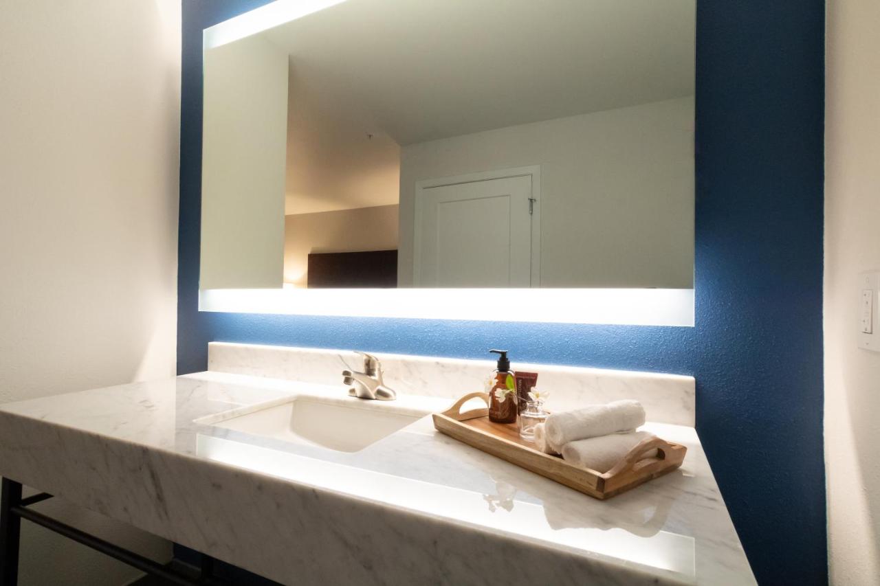Executive King Suite at Oxford Suites Portland - Jantzen Beach
