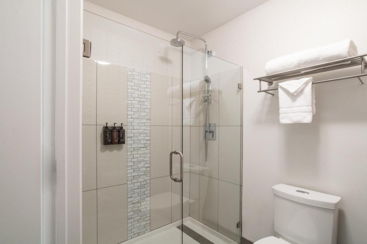 Executive King Suite at Oxford Suites Portland - Jantzen Beach