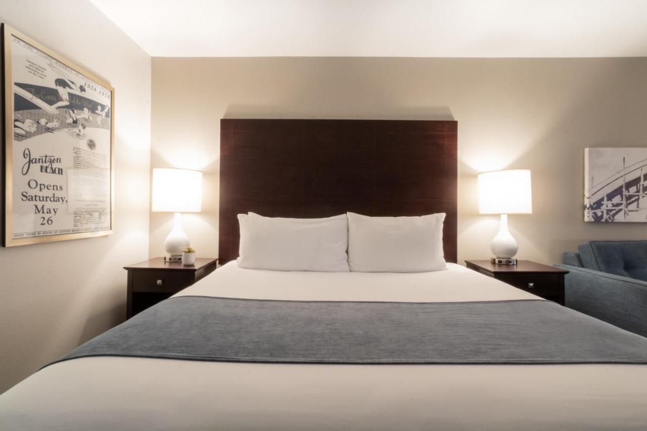 King Suite at Oxford Suites Portland - Jantzen Beach