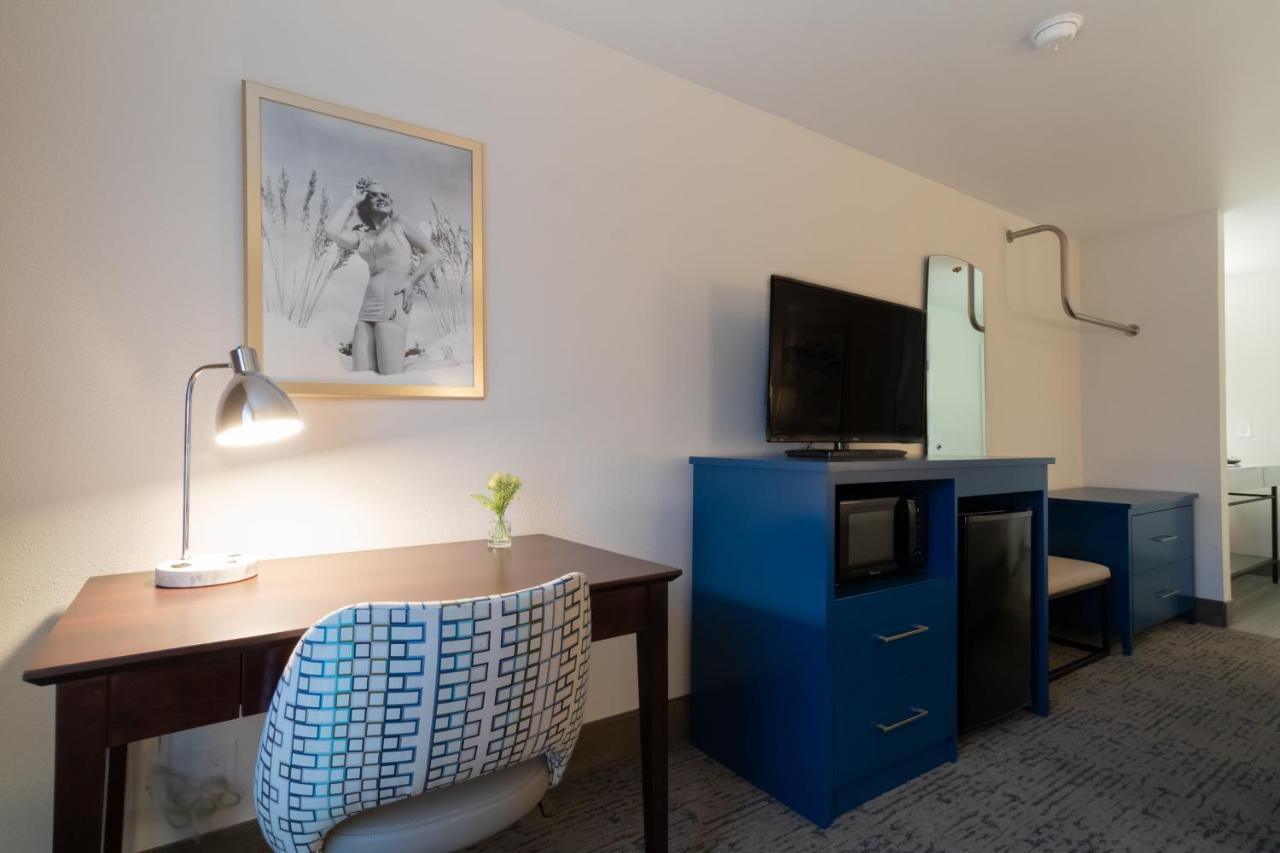 King Suite at Oxford Suites Portland - Jantzen Beach