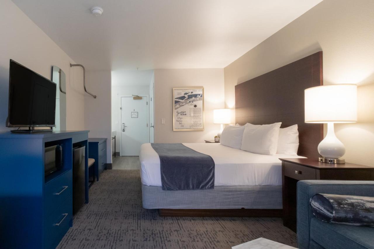 King Suite at Oxford Suites Portland - Jantzen Beach