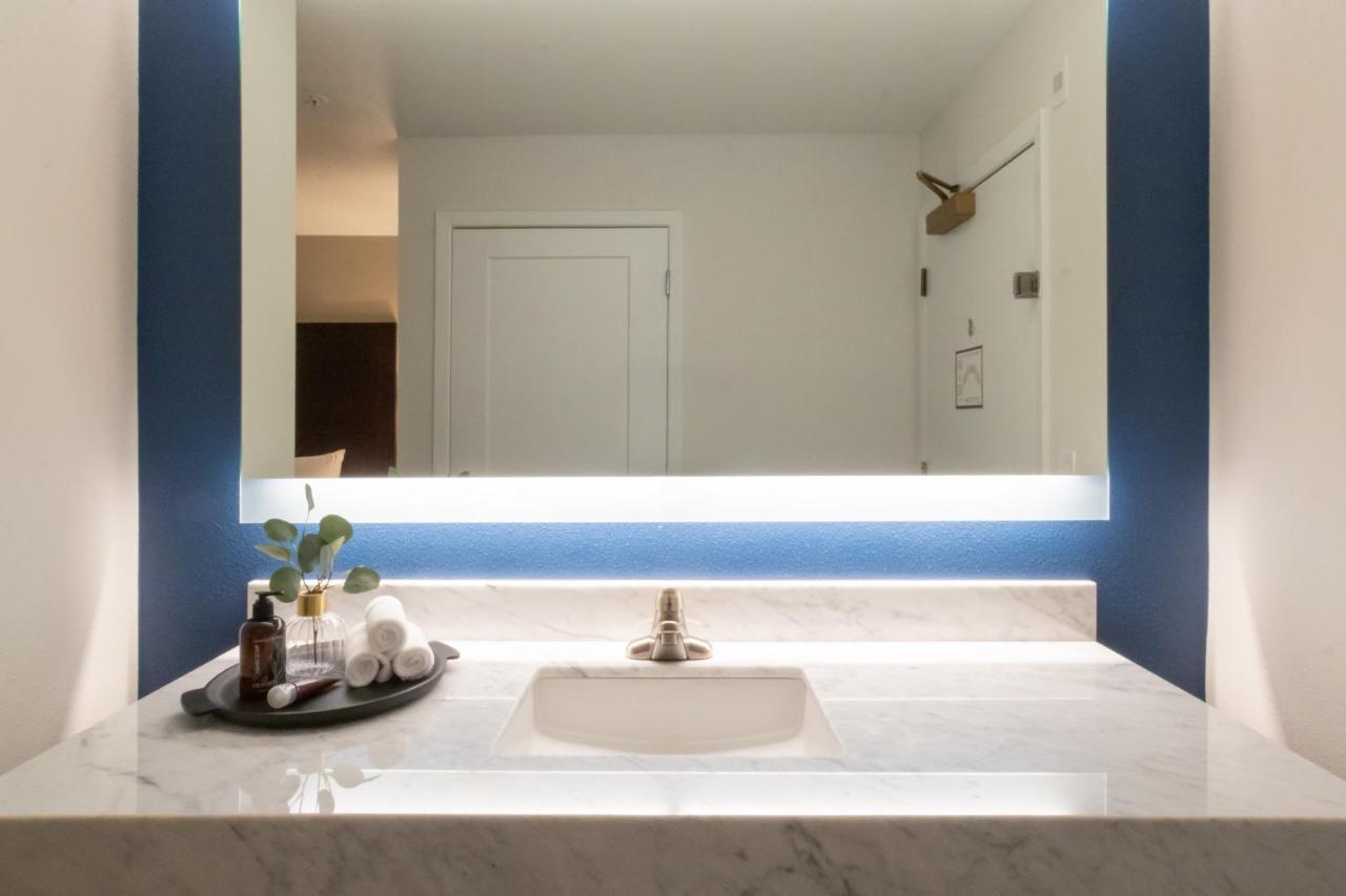 King Suite at Oxford Suites Portland - Jantzen Beach