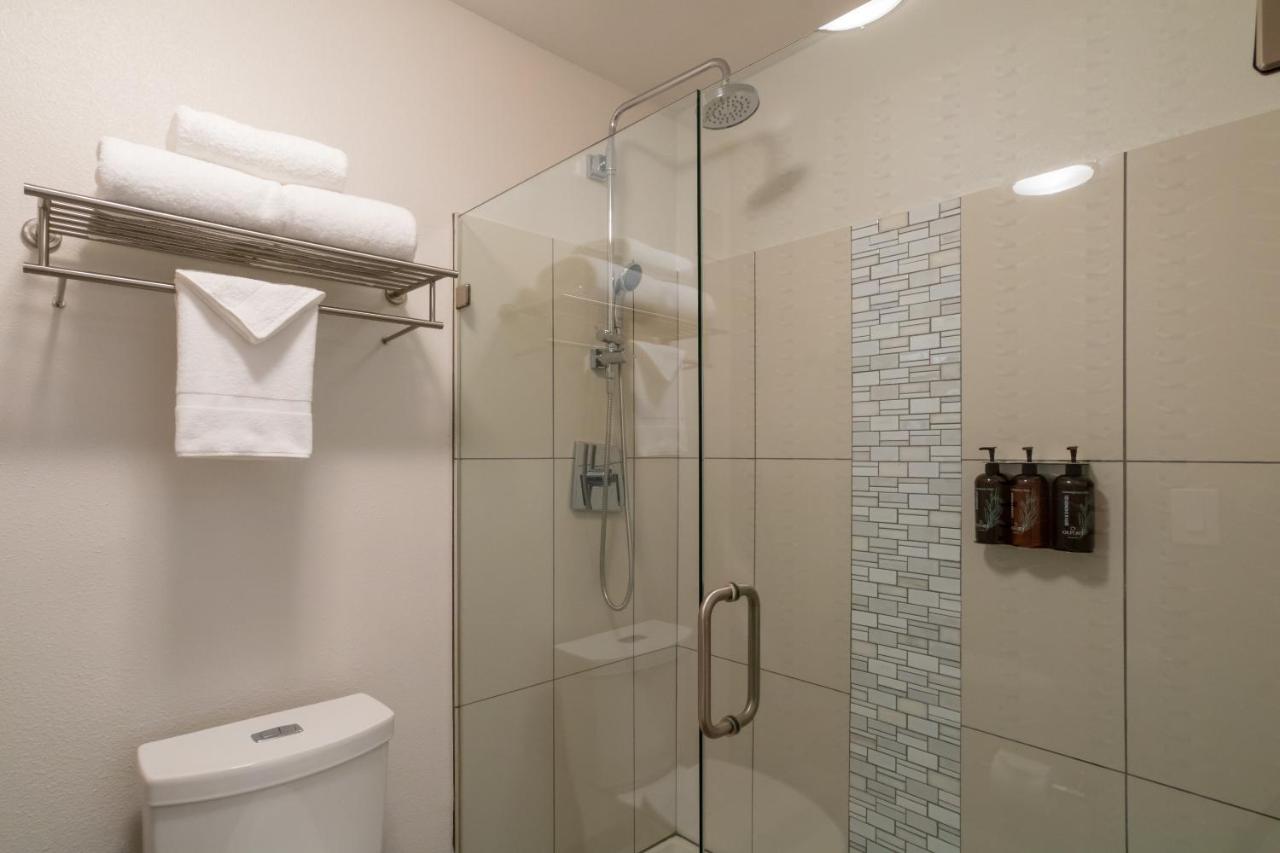 2 Queen Suite at Oxford Suites Portland - Jantzen Beach