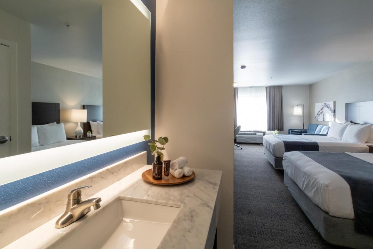 2 Queen Suite at Oxford Suites Portland - Jantzen Beach
