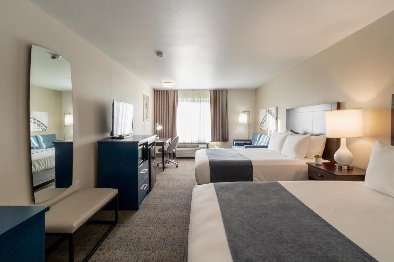 2 Queen Suite at Oxford Suites Portland - Jantzen Beach