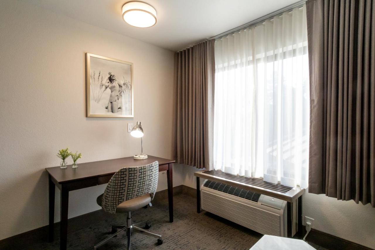 2 Queen Suite at Oxford Suites Portland - Jantzen Beach