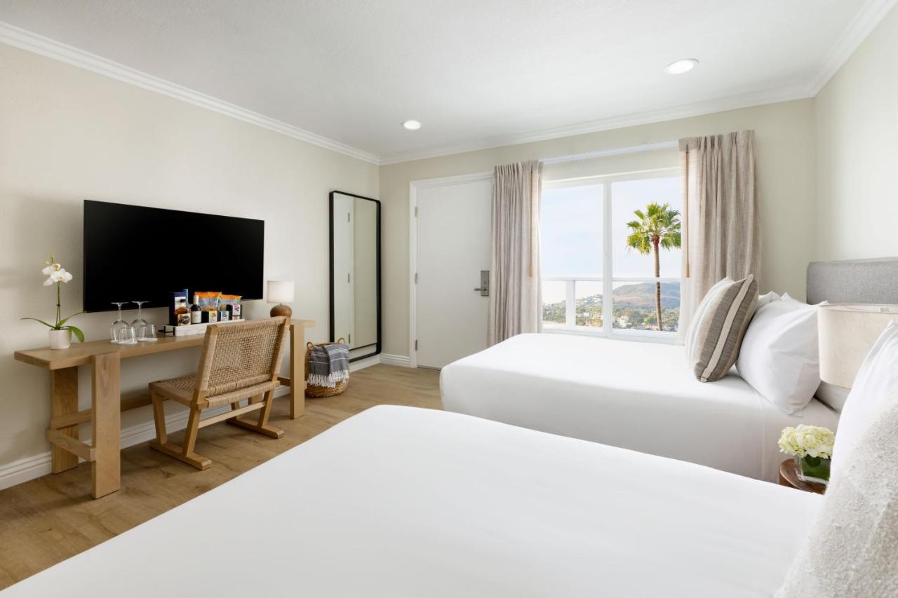 Deluxe Double Room with Sea View at Pacific Edge Hotel