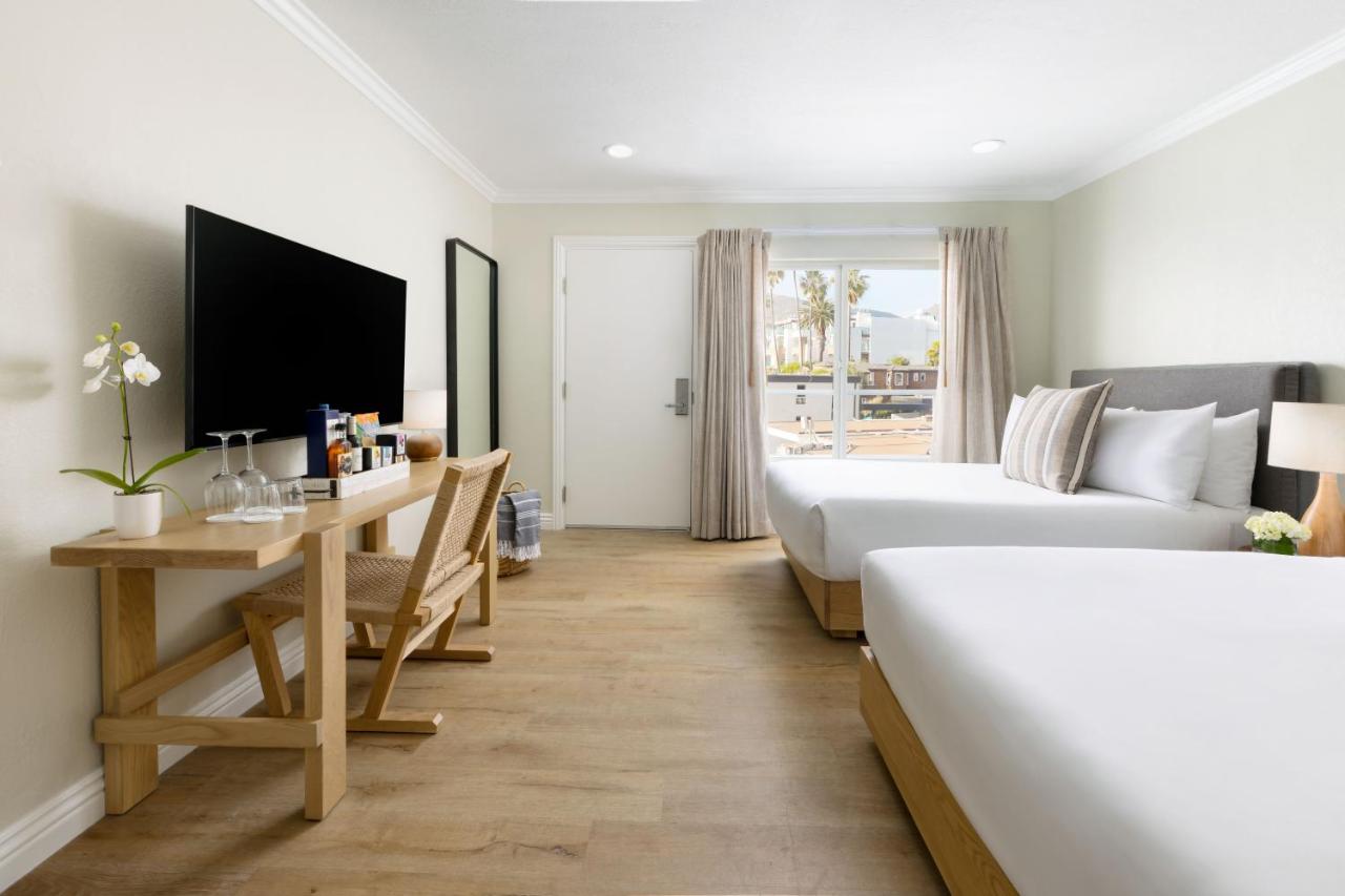 Deluxe Double Room with Sea View at Pacific Edge Hotel