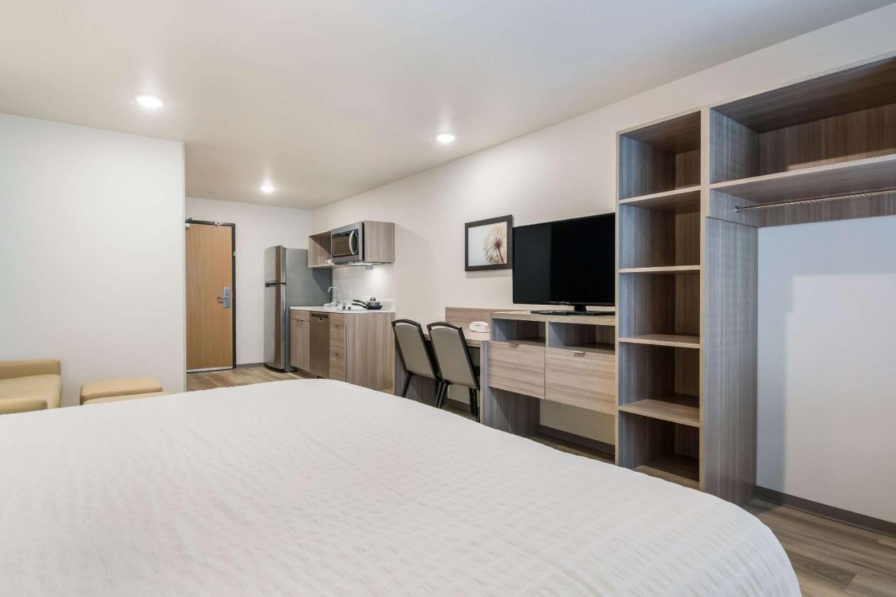 King Room with Accessible Tub and Sofabed - Accessible/Non Smoking at WoodSpring Suites Portland Vancouver