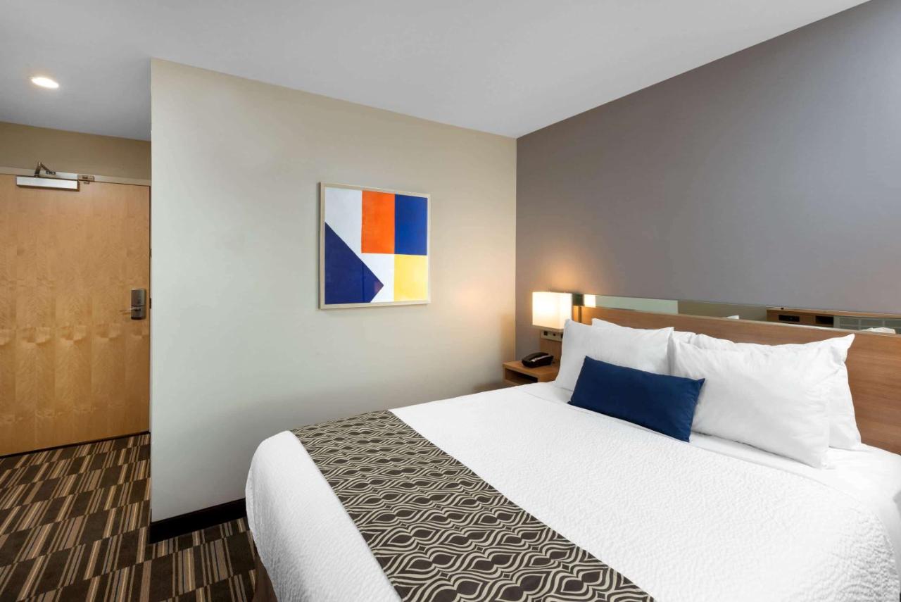 | Microtel Inn & Suites by Wyndham Farmington