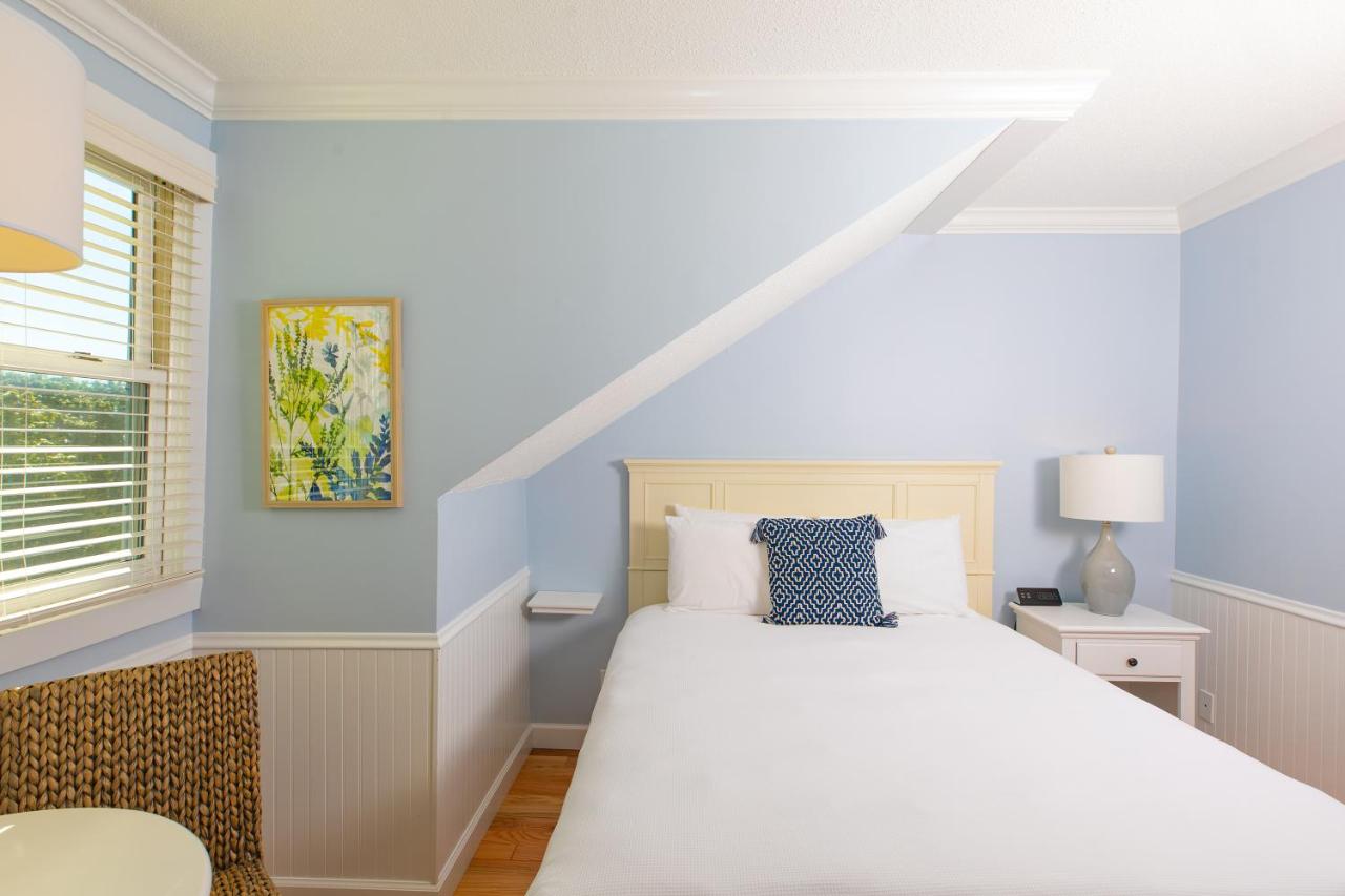 Economy One Queen Bed, Stairs Required, Dormered at Island House Hotel