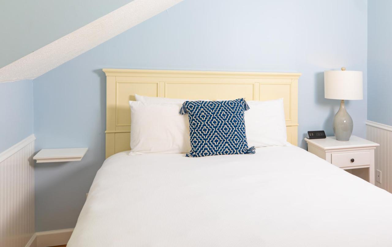Economy One Queen Bed, Stairs Required, Dormered at Island House Hotel