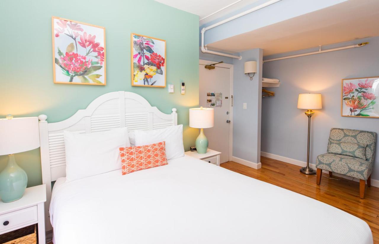 Standard Queen Room at Island House Hotel
