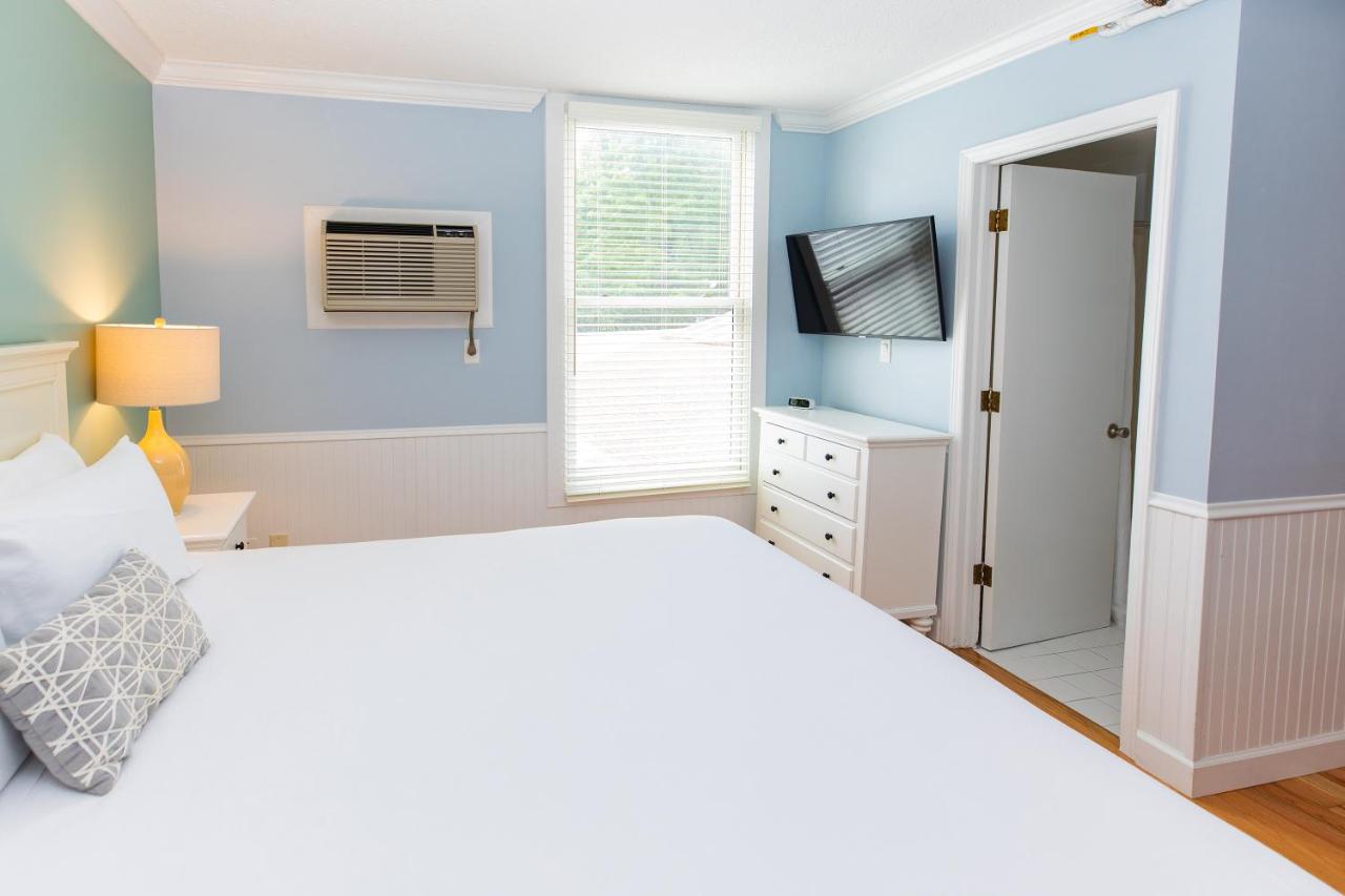 Traditional King Room at Island House Hotel