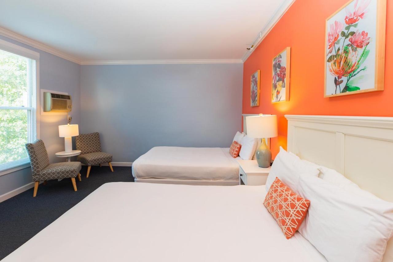 Deluxe Queen Room at Island House Hotel