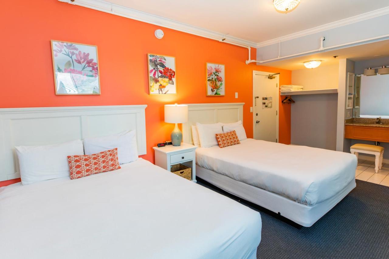 Deluxe Queen Room at Island House Hotel