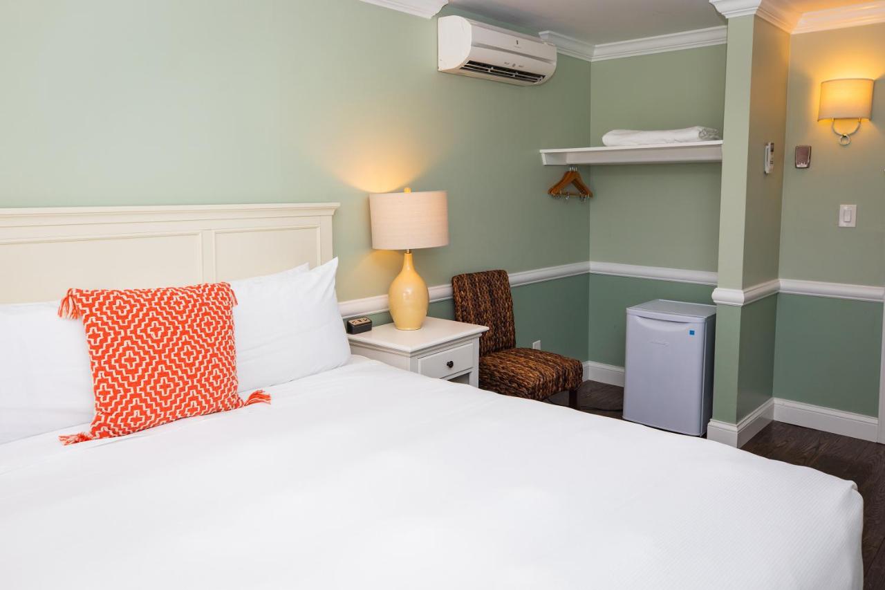 Deluxe King Room at Island House Hotel