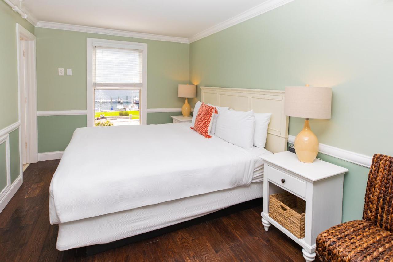 Deluxe King Room at Island House Hotel