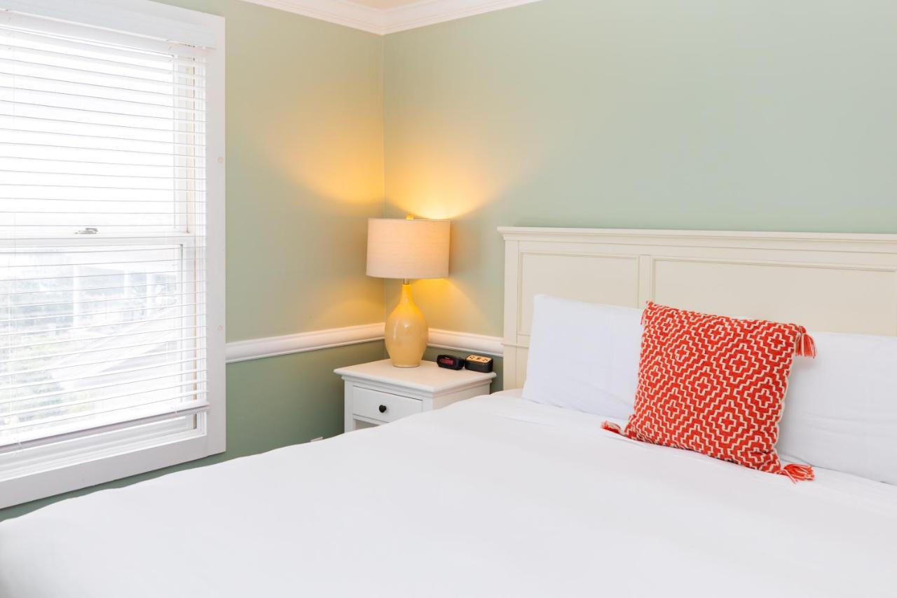 Deluxe King Room at Island House Hotel