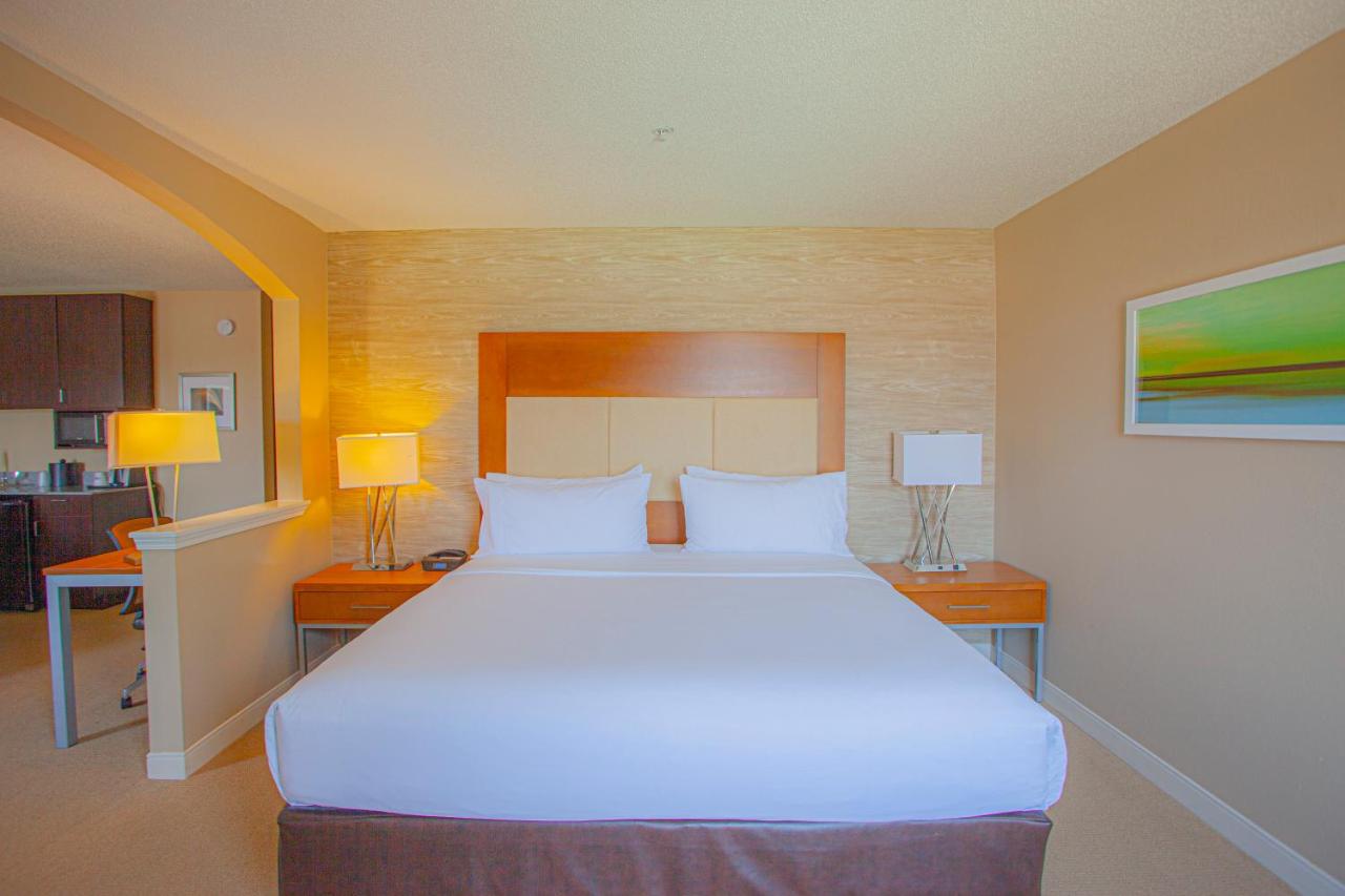  | Holiday Inn & Suites Spring - The Woodlands