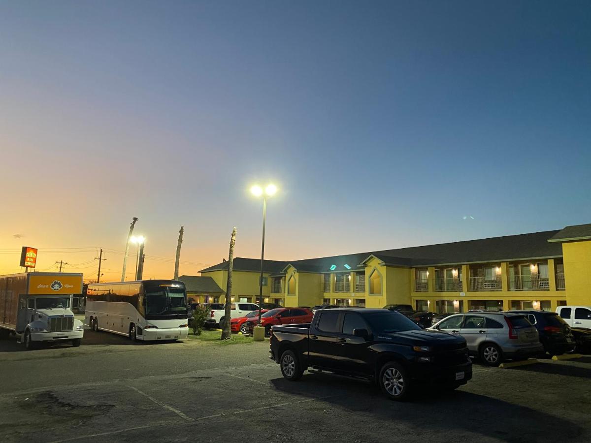 | Country Hill Inn & Suite Eagle Pass