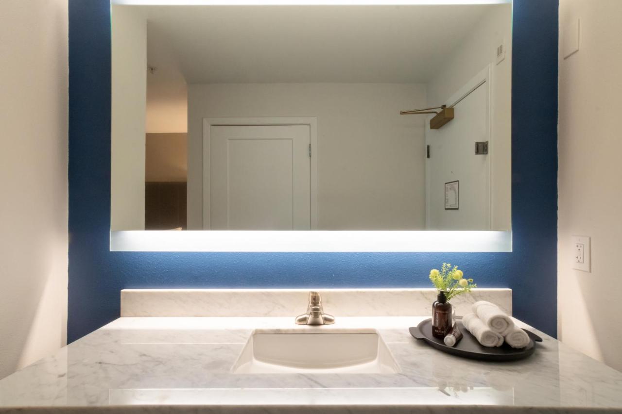 Extended Stay King Suite at Oxford Suites Portland - Jantzen Beach