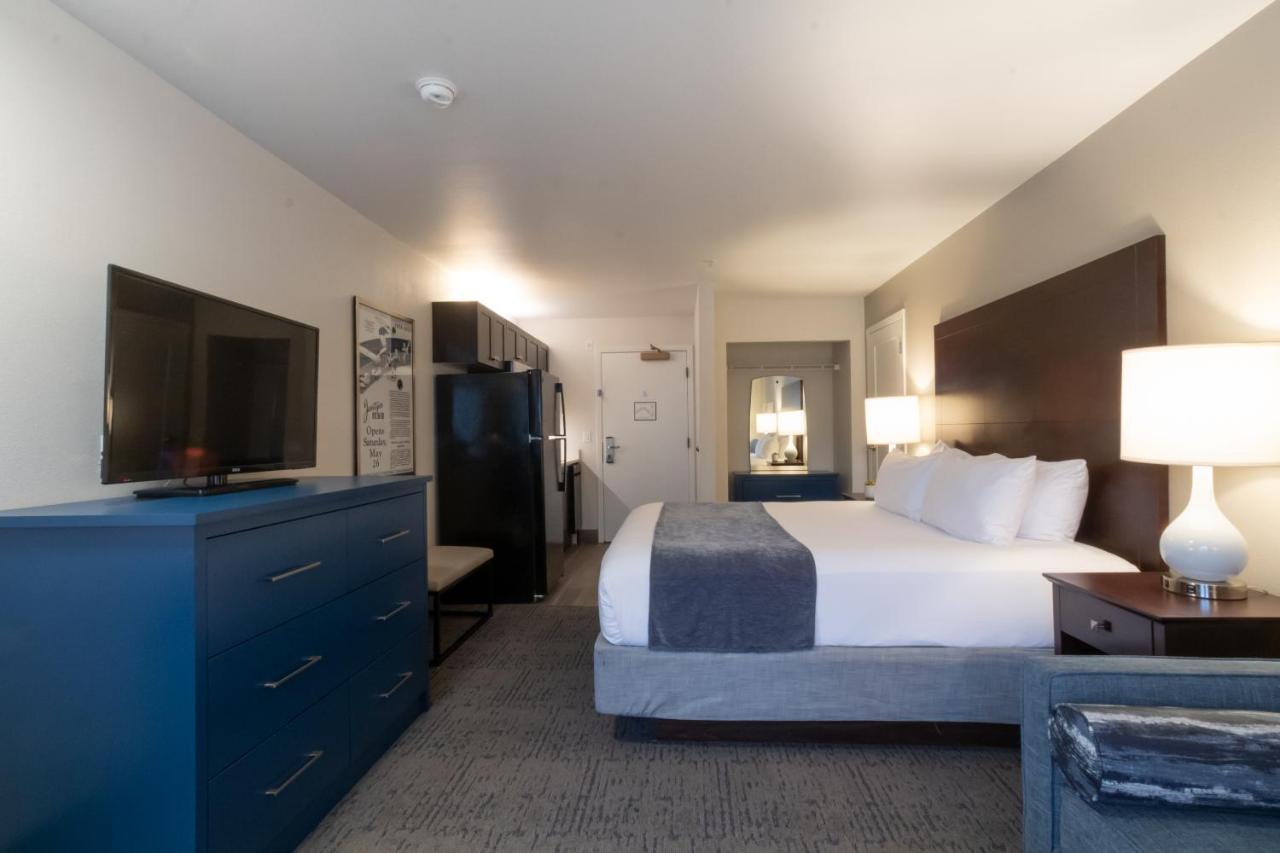 Extended Stay King Suite at Oxford Suites Portland - Jantzen Beach