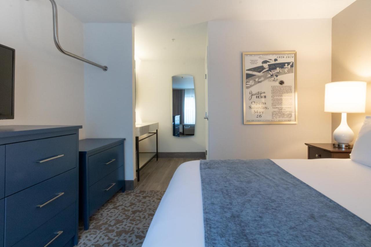 Extended Stay King Suite at Oxford Suites Portland - Jantzen Beach