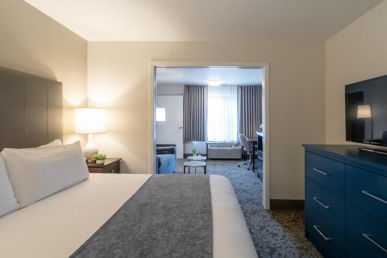 Extended Stay King Suite at Oxford Suites Portland - Jantzen Beach