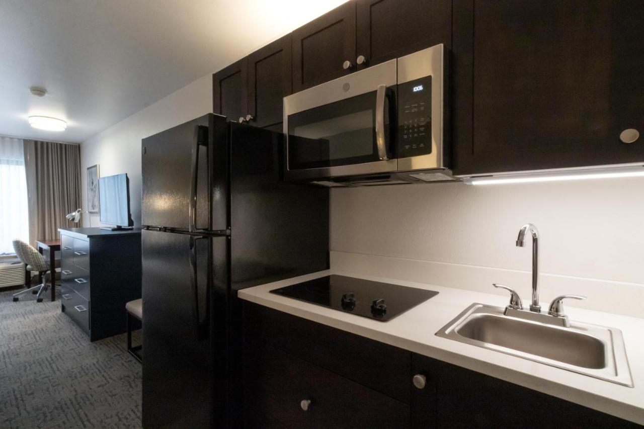 Extended Stay King Suite at Oxford Suites Portland - Jantzen Beach