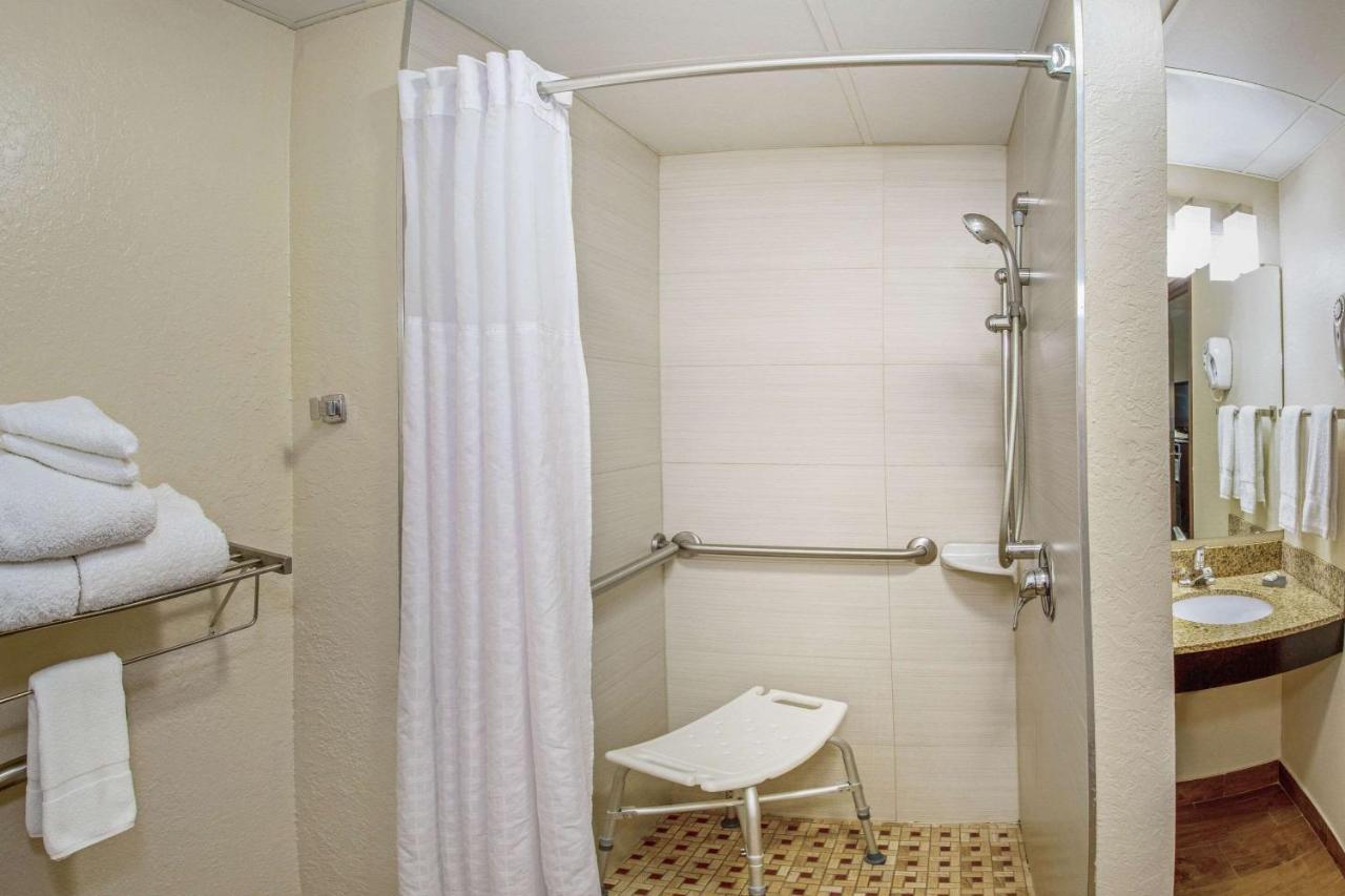 Queen Room with Two Queen Beds, Roll In Shower - Accessible/Non Smoking at Comfort Inn & Suites Sarasota I75