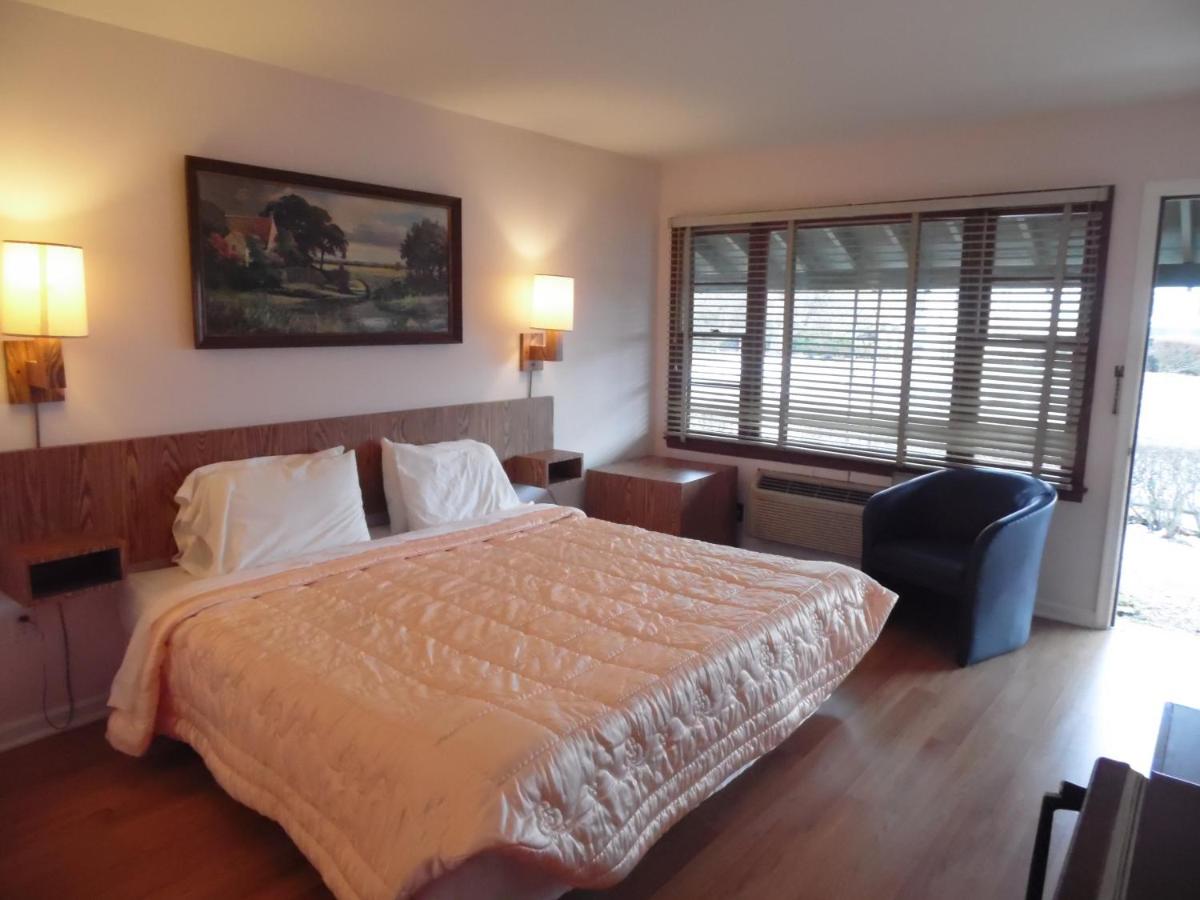 King Room at Glenwood Inn - Stroudsburg
