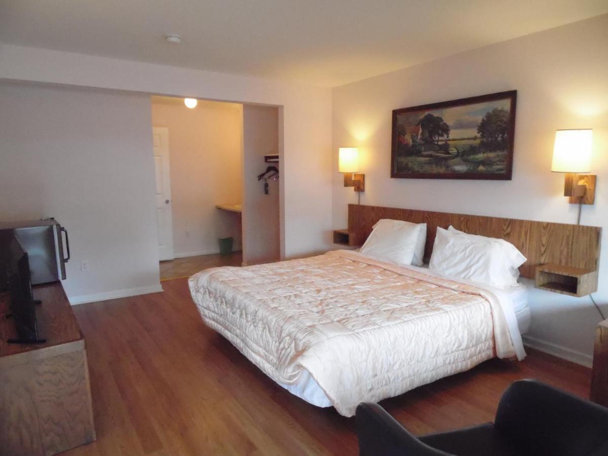 King Room at Glenwood Inn - Stroudsburg