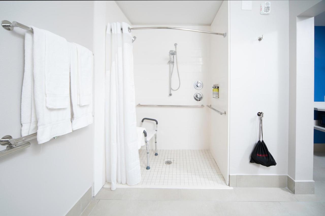 King Room - Hearing Accessible - Roll-in Shower at Holiday Inn Express & Suites Fort Myers Airport by IHG