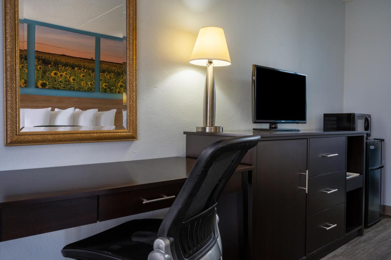 King Room - Non-Smoking at Days Inn by Wyndham Perrysburg/Toledo