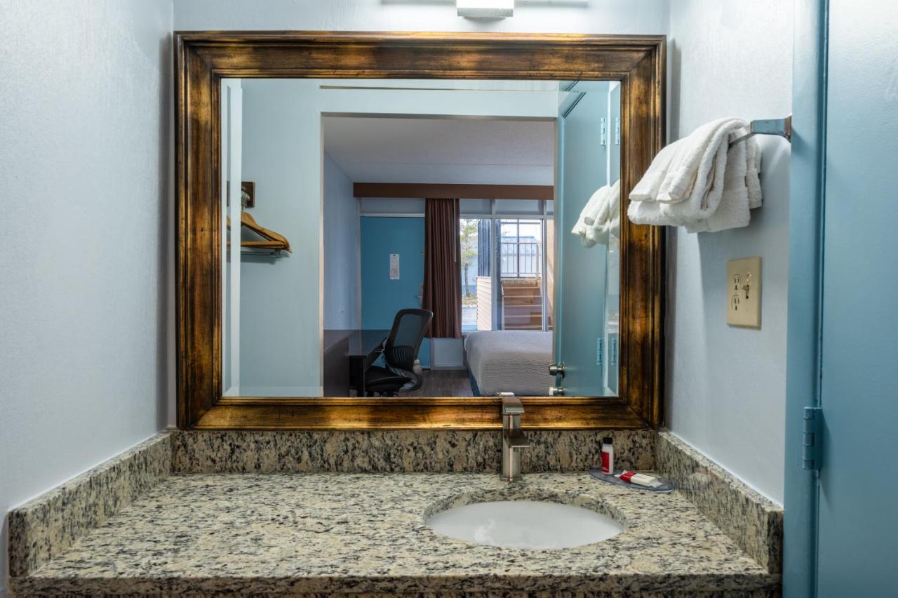 King Room - Non-Smoking at Days Inn by Wyndham Perrysburg/Toledo