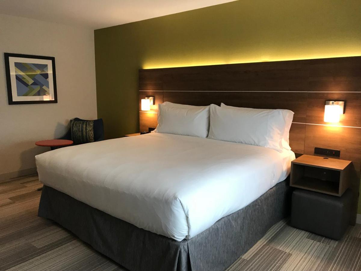 | Holiday Inn Express Hotel and Suites Pasadena-Colorado Blvd, an IHG Hotel