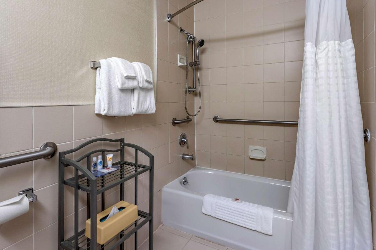 | Comfort Inn Syosset-Long Island