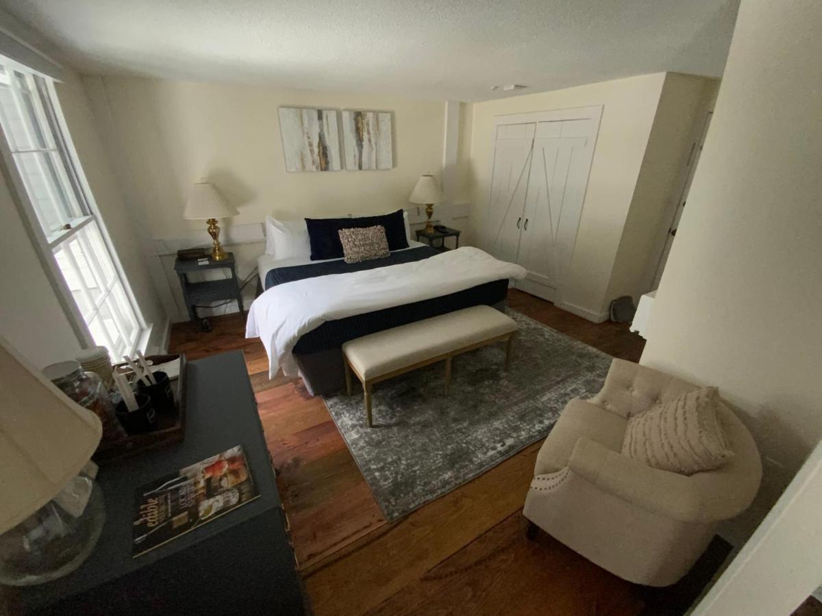 | Farm Road Estate - Inn Room 6