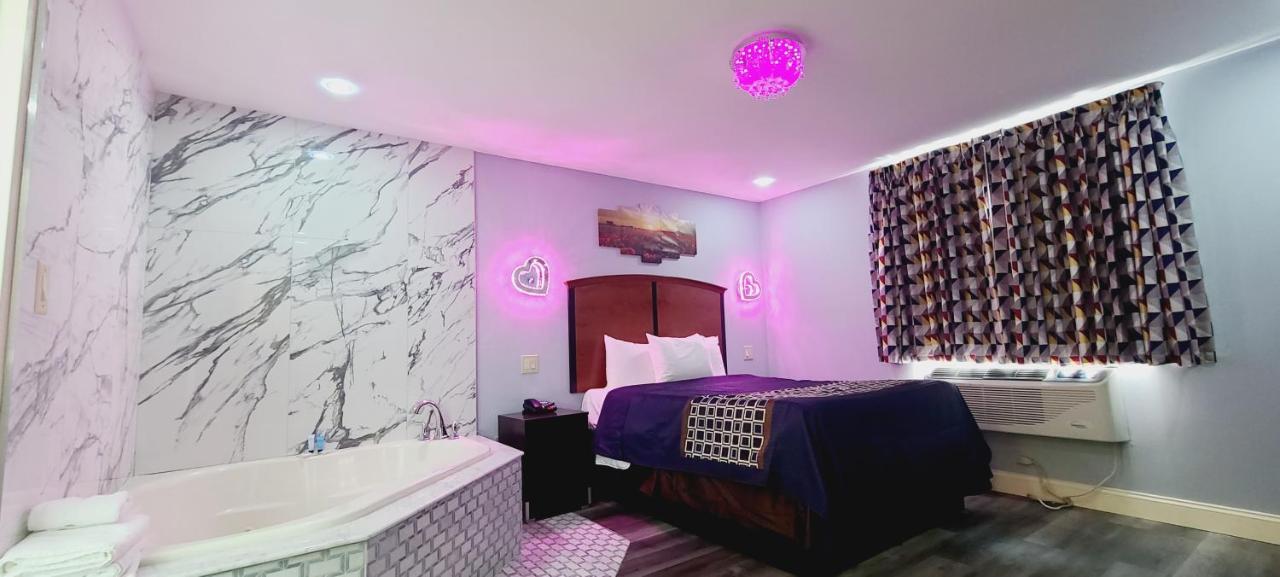 Queen Room with Spa Bath at East New York Inn
