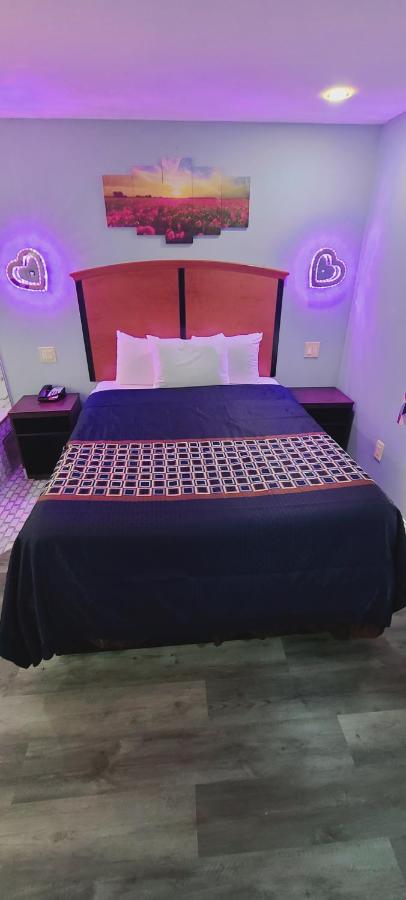 Queen Room with Spa Bath at East New York Inn