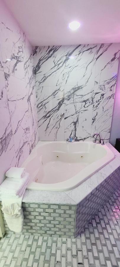 Queen Room with Spa Bath at East New York Inn