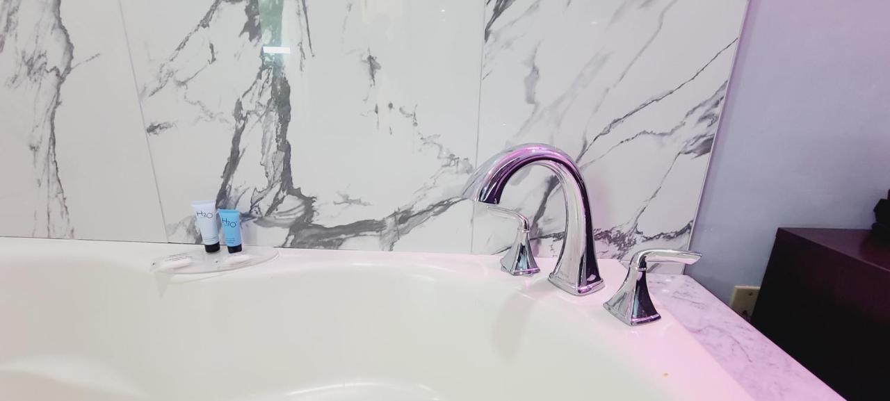 Queen Room with Spa Bath at East New York Inn