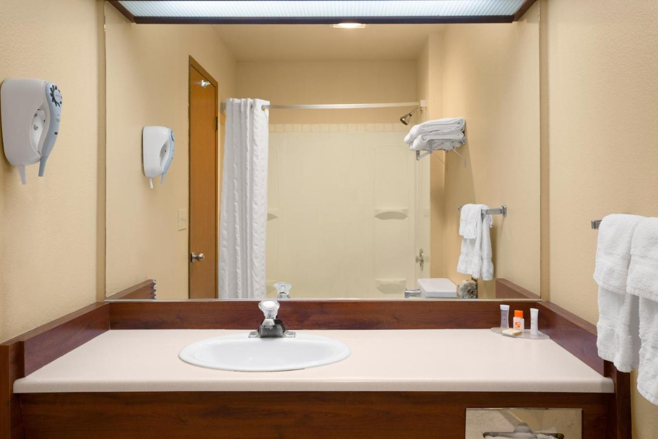 Deluxe King Room with Fireplace - Non-Smoking at Howard Johnson by Wyndham Leavenworth